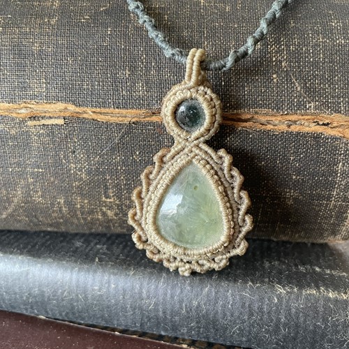 Μακραμέ κολιέ με Πρενίτη και Τουρμαλίνη