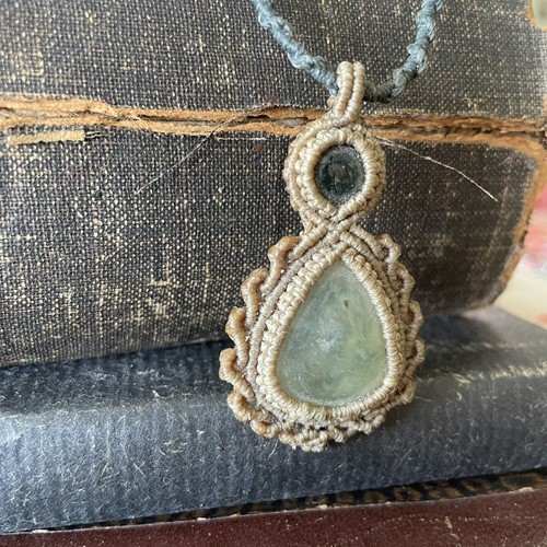 Μακραμέ κολιέ με Πρενίτη και Τουρμαλίνη