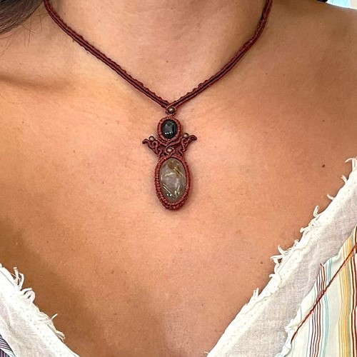 Μακραμέ κολιέ με Χρυσό Ρουτίλιο σε Χαλαζία και Ρούμπι σταρ