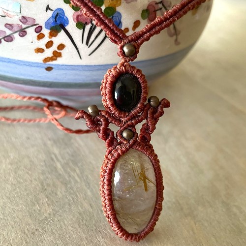 Μακραμέ κολιέ με Χρυσό Ρουτίλιο σε Χαλαζία και Ρούμπι σταρ