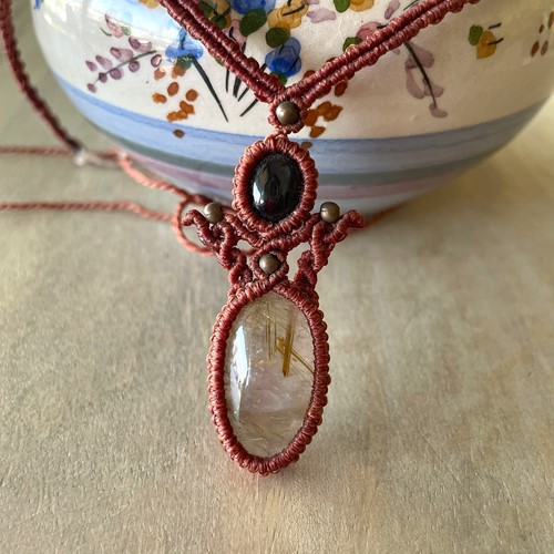 Μακραμέ κολιέ με Χρυσό Ρουτίλιο σε Χαλαζία και Ρούμπι σταρ