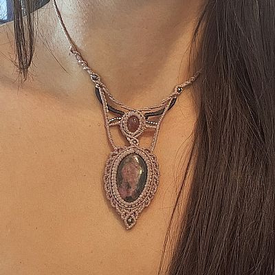 Μακραμέ κολιέ με Ροδονίτη και Φραουλίτη