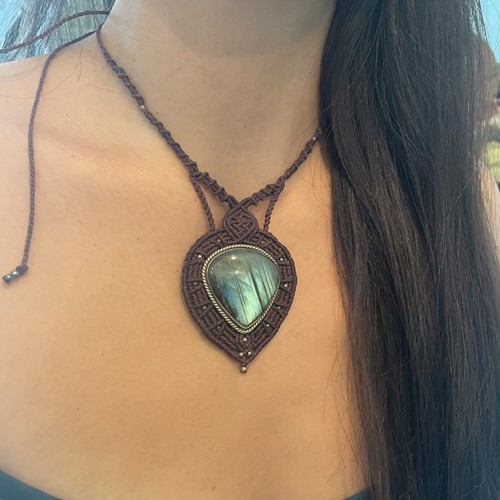 Μακραμέ κολιέ με Λαμπραντορίτη