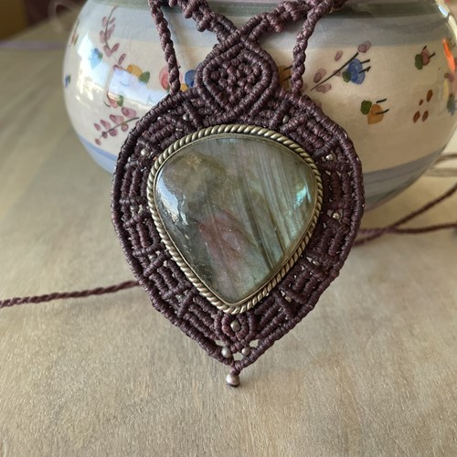 Μακραμέ κολιέ με Λαμπραντορίτη