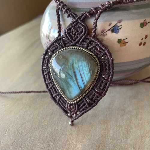 Μακραμέ κολιέ με Λαμπραντορίτη