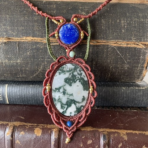 Μακραμέ κολιέ με Ίασπη και Λάπι Λάζουλι