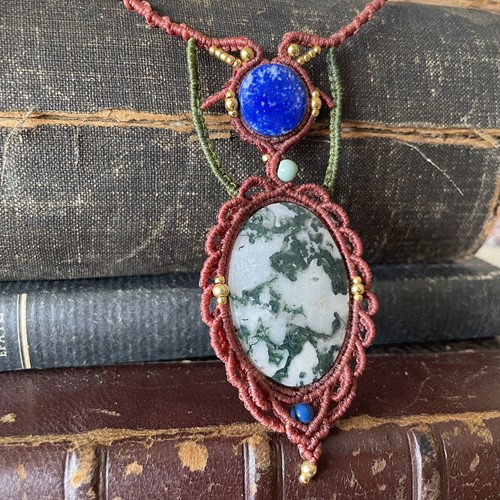 Μακραμέ κολιέ με Ίασπη και Λάπι Λάζουλι