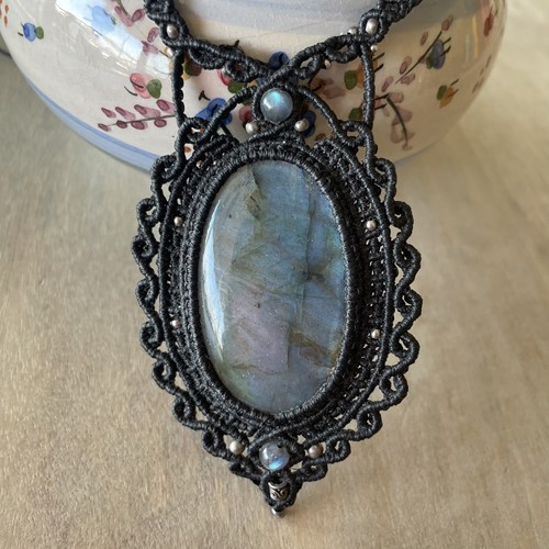 Μακραμέ κολιέ με Λαμπραντορίτη