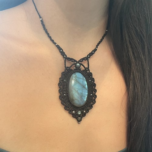 Μακραμέ κολιέ με Λαμπραντορίτη