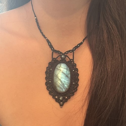 Μακραμέ κολιέ με Λαμπραντορίτη